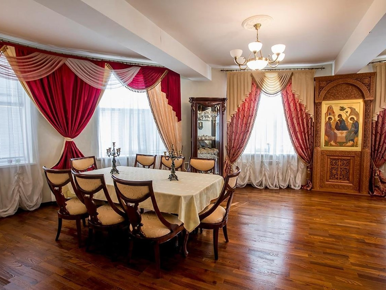 Комната с большим круглым столом и стульями